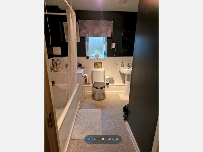 2 Bedroom Flat To Rent In Limehouse Court, Sittingbourne, ME10