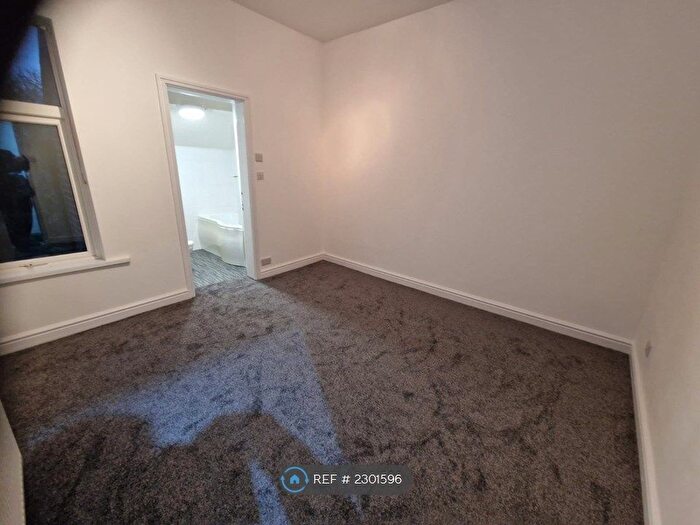 2 Bedroom End Of Terrace House To Rent In Hawthorn Road, Manchester, M40