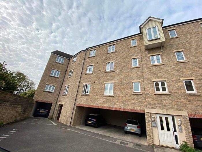 2 Bedroom Flat To Rent In Ellworthy Court, Frome, Somerset, BA11