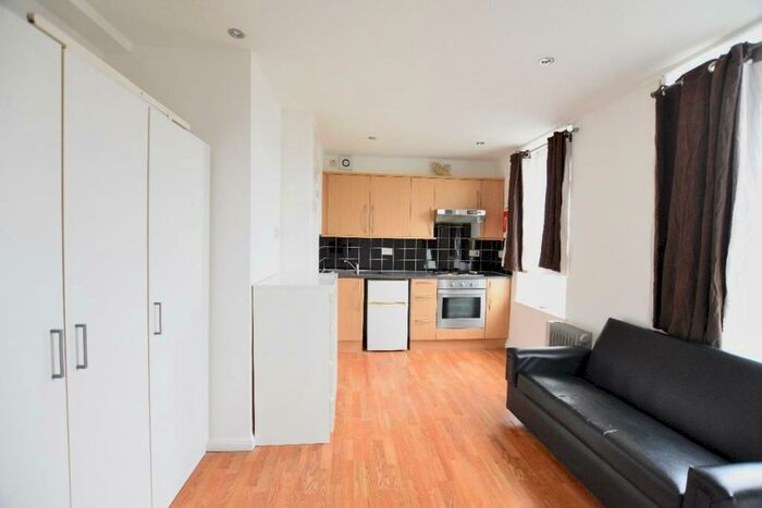 Flat To Rent In Pond Road, E15
