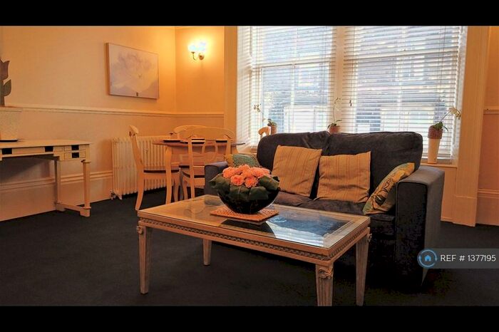 1 Bedroom Flat To Rent In Balmoral Place, Halifax, HX1