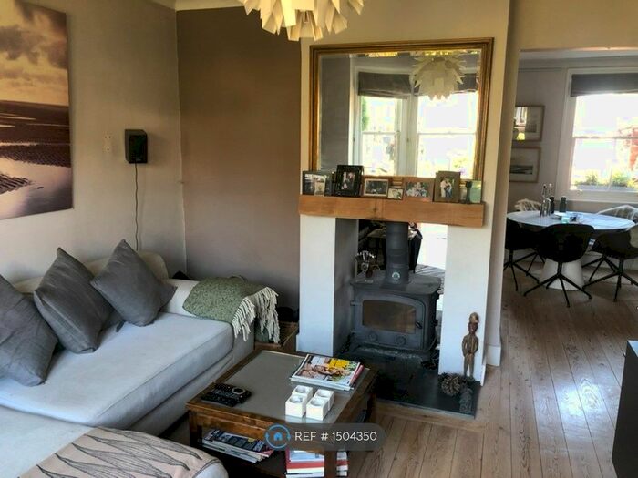 3 Bedroom Detached House To Rent In Gore Road, Burnham, Slough, SL1