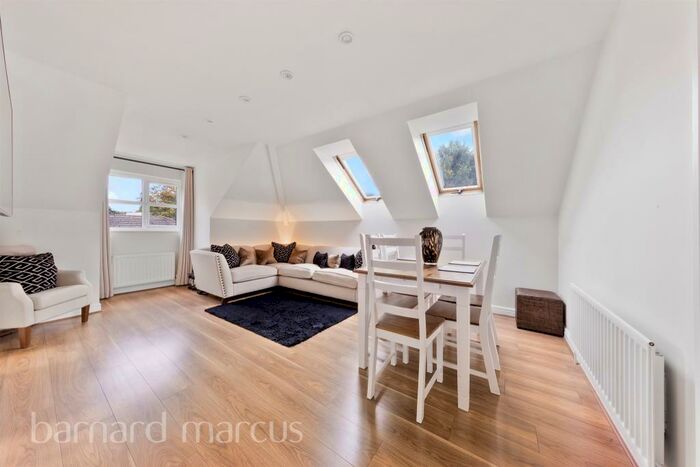 2 Bedroom Flat To Rent In Hollycroft Close, South Croydon, CR2