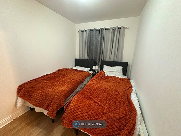 2 Bedroom Flat To Rent In Haysoms Close, Romford, RM1