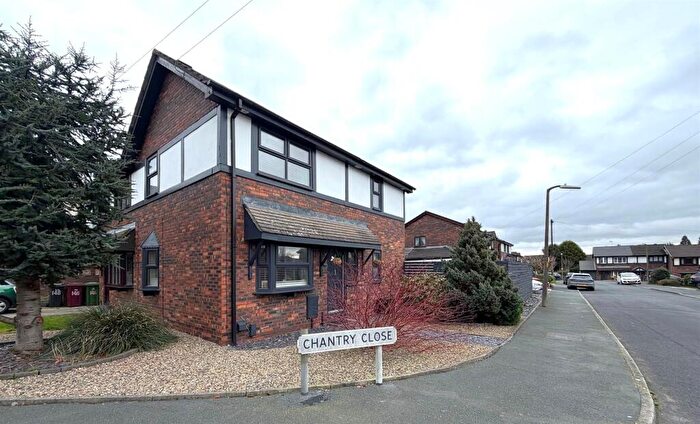 3 Bedroom Semi Detached House For Sale In Chantry Close, Westhoughton, Bolton, BL5