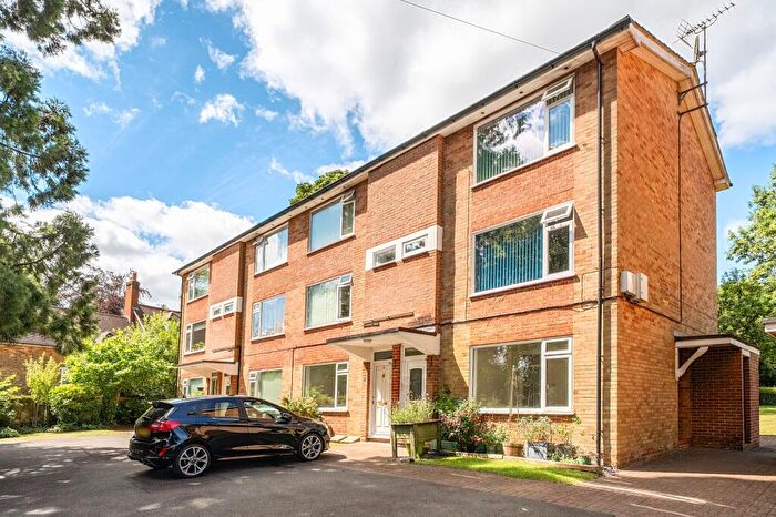 2 Bedroom Flat For Sale In Tupwood Lane, Caterham, CR3
