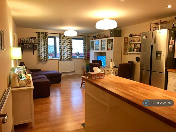 3 Bedroom Flat To Rent In Temple Court, Bristol, BS2