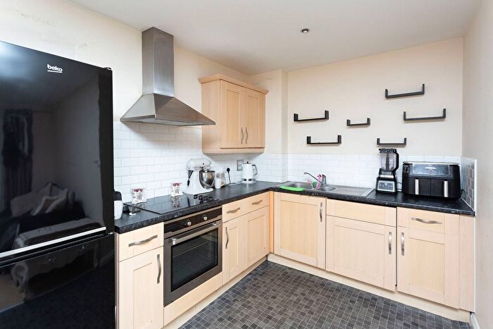 2 Bedroom Flat To Rent In Ashleigh Court, Watford, WD17