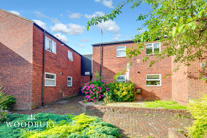 1 Bedroom Flat For Sale In Lytton Close, Loughton, IG10