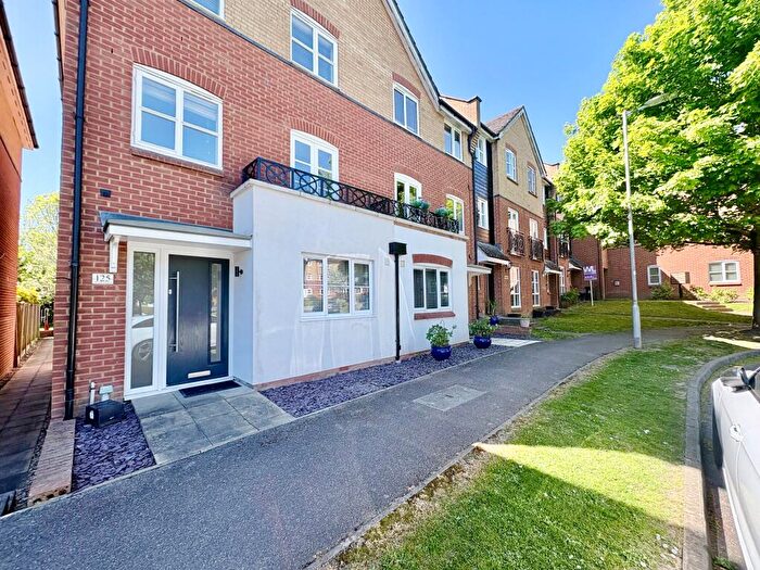 4 Bedroom Town House To Rent In Plomer Avenue, Hoddesdon, EN11
