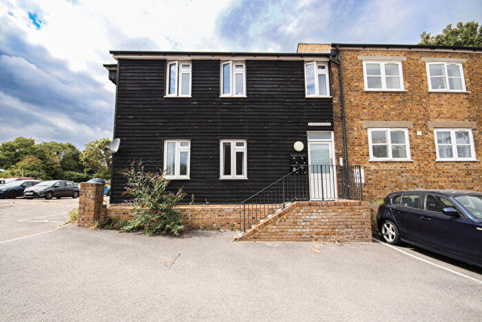 2 Bedroom Flat To Rent In High Street, Sittingbourne, Kent, ME10