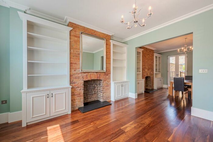 2 Bedroom Ground Flat To Rent In Sarsfeld Road, London, SW12