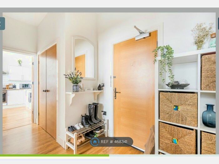 2 Bedroom Flat To Rent In Hook, Hook RG27