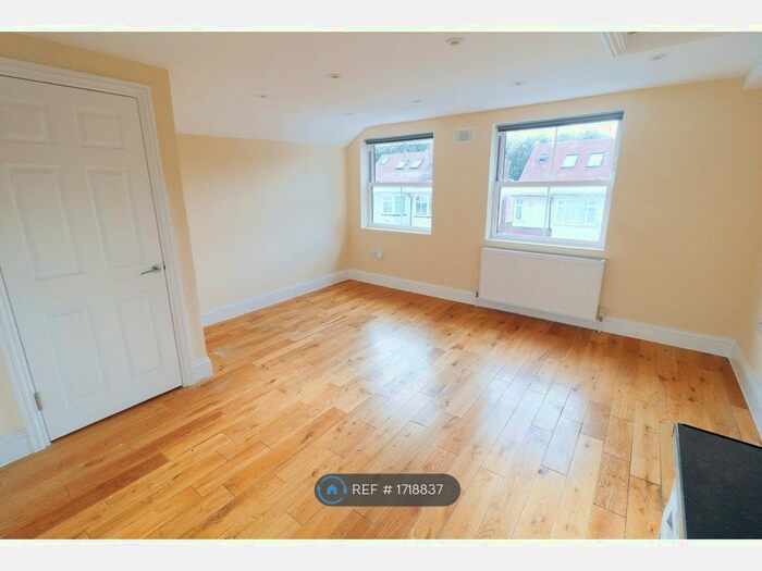 3 Bedroom Flat To Rent In Albert Road, St. Mary Cray, Orpington, BR5