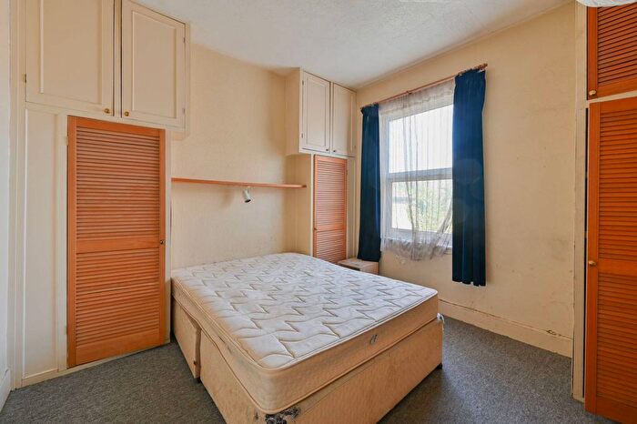 3 Bedroom End Of Terrace House For Sale In Thornbury Road, Brixton Hill, London, SW2
