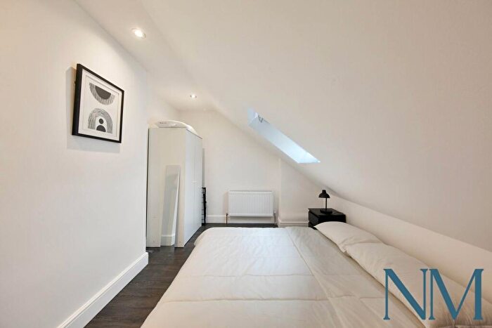 2 Bedroom Flat For Sale In The Avenue, Coulsdon, CR5
