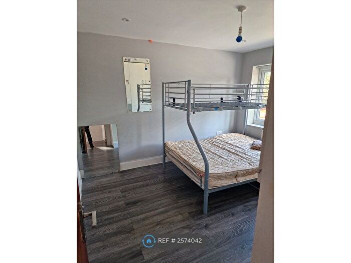 3 Bedroom Flat To Rent In Forris Avenue, Hayes, UB3