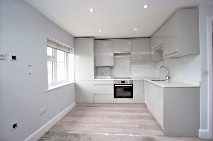 3 Bedroom Flat To Rent In Central Avenue, Enfield, EN1