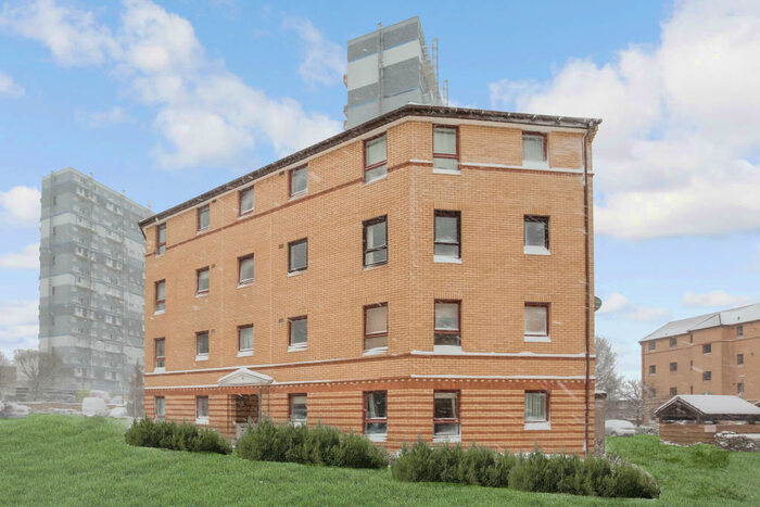 3 Bedroom Apartment To Rent In Grovepark Gardens, St Georges Cross, G20