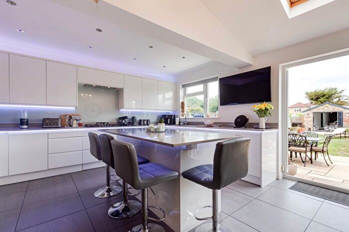 4 Bedroom Semi Detached House For Sale In Cedar Avenue, Sidcup, DA15