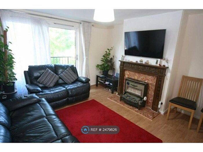 3 Bedroom Flat To Rent In Down Way, Northolt, UB5
