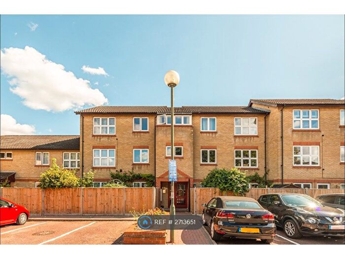 1 Bedroom Flat To Rent In Ivybridge Close, Twickenham, TW1