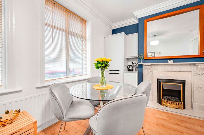 2 Bedroom Flat To Rent In Fulham Palace Road, Hammersmith, W6