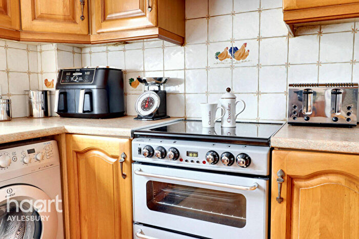 3 Bedroom Terraced House For Sale In Waivers Way, Aylesbury, HP21