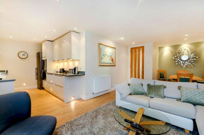 2 Bedroom Flat To Rent In Lawn Road, Guildford, GU2