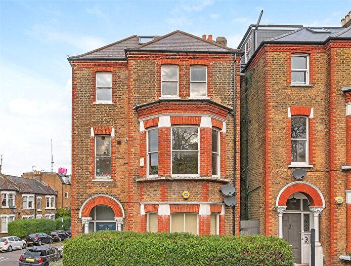 3 Bedroom Flat For Sale In St. Ann's Crescent, Wandsworth, London, SW18