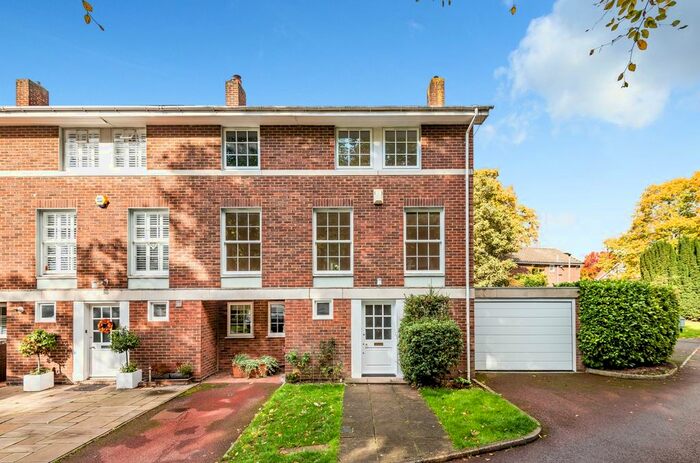 5 Bedroom Detached House To Rent In The Glebe, Chislehurst, BR7