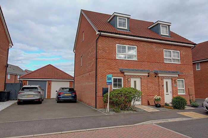 4 Bedroom Semi-Detached House For Sale In Fleece Lane, Nuneaton, CV11