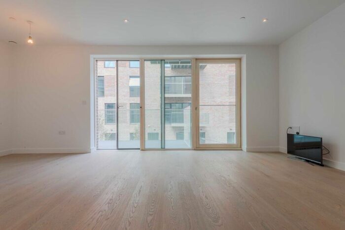 2 Bedroom Apartment To Rent In Tyler Court, Trafalgar Place, New Paragon Walk, Elephant And Castle, SE17