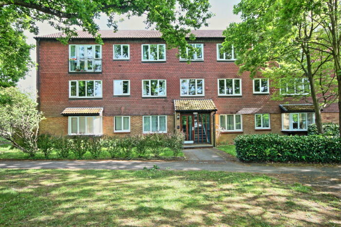 2 Bedroom Flat To Rent In Hallington Close, Woking, GU21