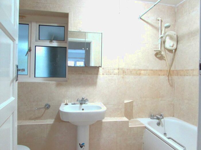 1 Bedroom Flat To Rent In Carmelite Road, Harrow, Middlesex, HA3