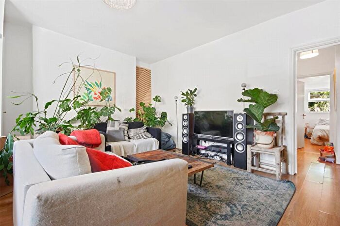3 Bedroom Apartment To Rent In St Marks Rise, London, E8