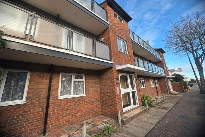 1 Bedroom Flat To Rent In Bedroom Top Floor Flat In Leigh On Sea, SS9