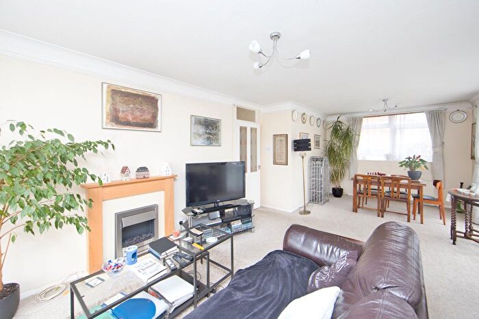 2 Bedroom Flat For Sale In Earls Avenue, Folkestone, Kent, CT20