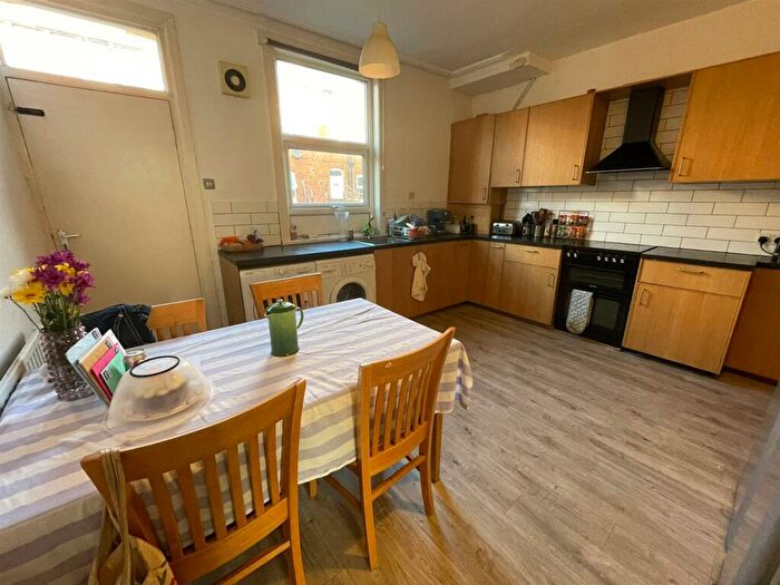 6 Bedroom Terraced House To Rent In Newport Gardens, Headingley, Leeds, LS6