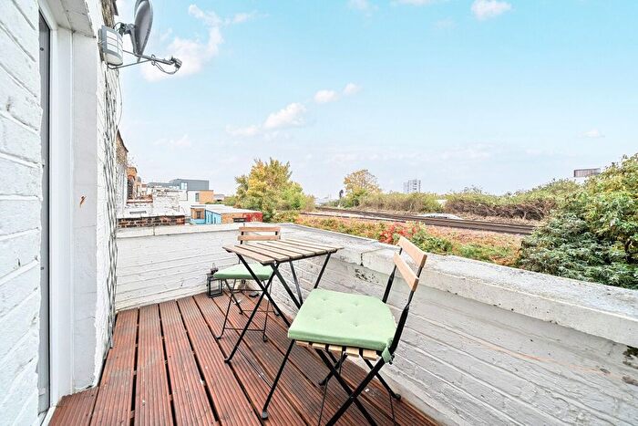 2 Bedroom Flat For Sale In Queenstown Road, London, SW8