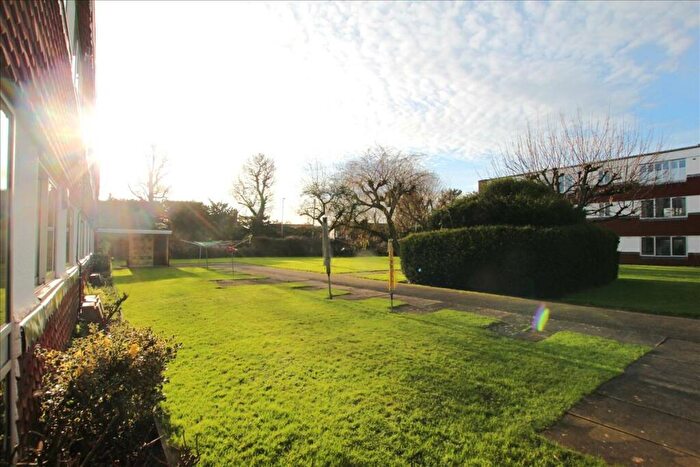 2 Bedroom Flat To Rent In Blunesfield, Potters Bar, Potters Bar, EN6