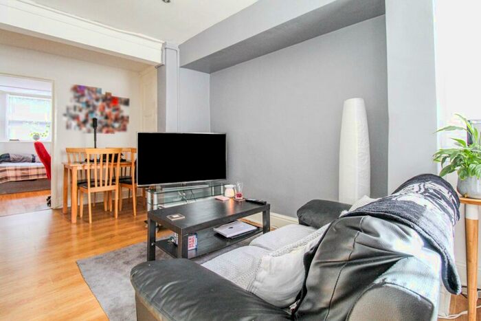 1 Bedroom Flat To Rent In Inglewood Terrace, Woodhouse, LS6