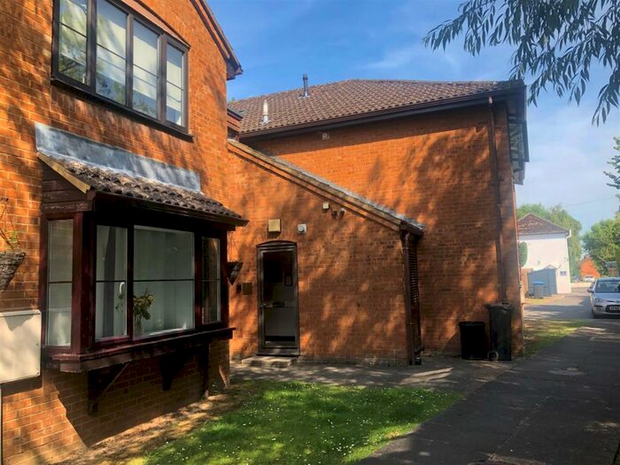 2 Bedroom Flat To Rent In Lower Kings Road, Berkhamsted, HP4