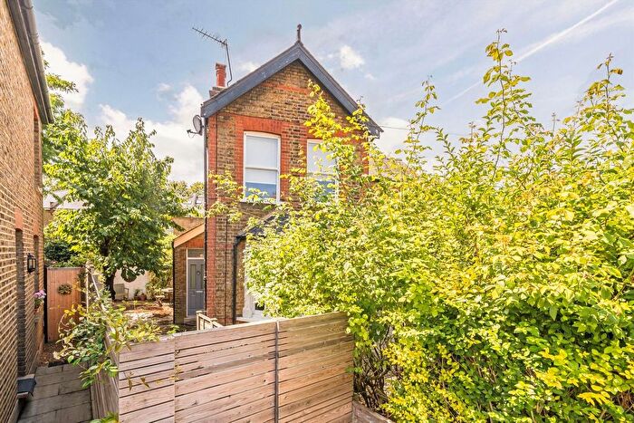 1 Bedroom Maisonette To Rent In Rowlls Road, Kingston Upon Thames, KT1