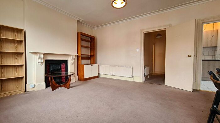 2 Bedroom Apartment To Rent In Belton Road, London, NW2