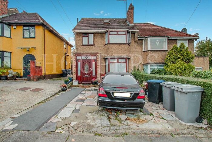 4 Bedroom Semi-Detached House For Sale In Brook Road, London, NW2