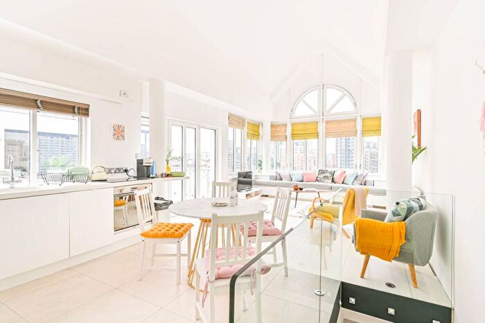 3 Bedroom Flat To Rent In Clove Hitch Quay, Battersea, London, SW11