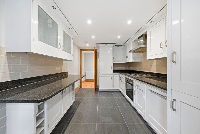 3 Bedroom Flat For Sale In Cathcart Hill, London, N19