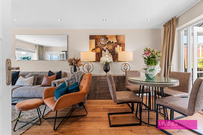 3 Bedroom Terraced House To Rent In Broadwater Crescent, Stevenage, SG2