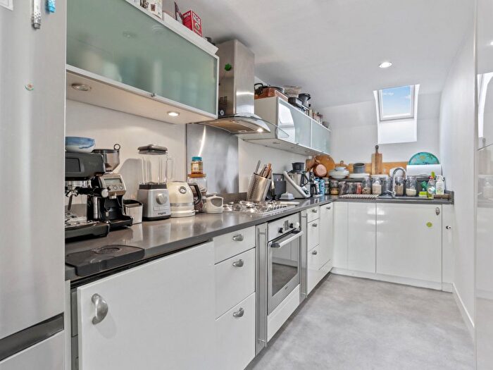 2 Bedroom Flat For Sale In Grosvenor Road, London, SW1V